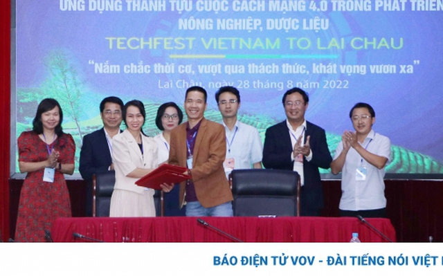 Đại diện các doanh nghiệp, hợp tác xã trong và ngoài tỉnh Lai Châu ký kết kết nối đầu tư khoa học, công nghệ, khởi nghiệp đổi mới sáng tạo.