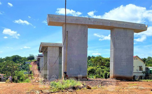 Cây cầu vượt nằm trên trục đường của dự án chưa được thi công xong