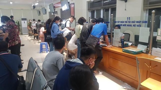  Chủ tịch Hà Nội Trần Sỹ Thanh chỉ đạo khẩn xử lý vụ làm hộ chiếu siêu tốc  - Ảnh 2.