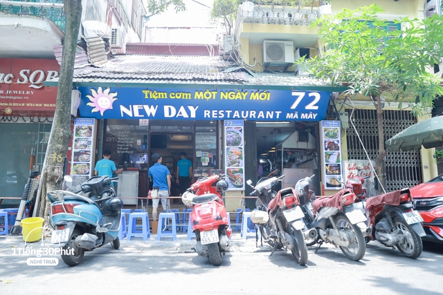 Hàng cơm trưa ở phố cổ Hà Nội toàn phục vụ “dân công sở hạng sang”, đến người nước ngoài cũng biết và tần suất ăn chung cùng người nổi tiếng rất cao - Ảnh 1.