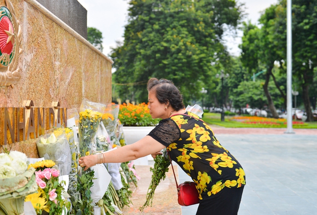 Ảnh, clip: Người dân Hà Nội đội nắng đến tượng đài Công an nhân dân đặt hoa tưởng niệm 3 chiến sĩ PCCC hy sinh - Ảnh 11.