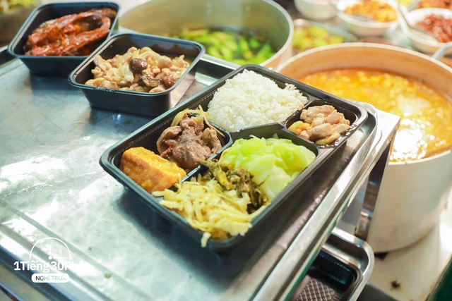 Hàng cơm trưa ở phố cổ Hà Nội toàn phục vụ “dân công sở hạng sang”, đến người nước ngoài cũng biết và tần suất ăn chung cùng người nổi tiếng rất cao - Ảnh 21.