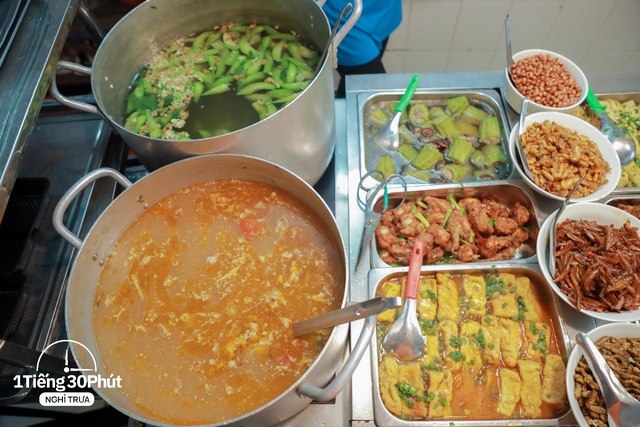 Hàng cơm trưa ở phố cổ Hà Nội toàn phục vụ “dân công sở hạng sang”, đến người nước ngoài cũng biết và tần suất ăn chung cùng người nổi tiếng rất cao - Ảnh 4.