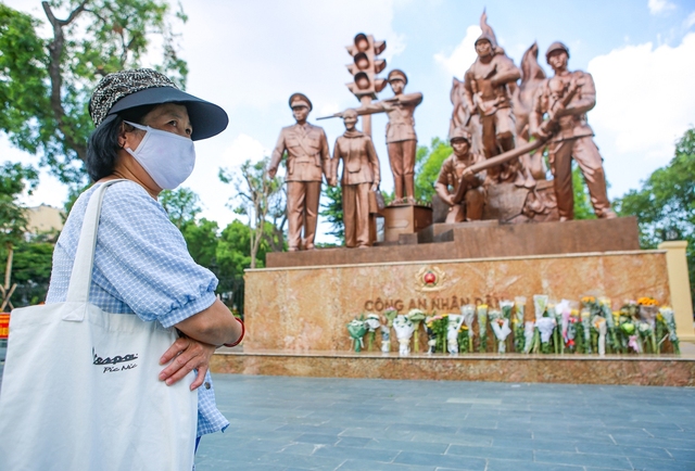 Ảnh, clip: Người dân Hà Nội đội nắng đến tượng đài Công an nhân dân đặt hoa tưởng niệm 3 chiến sĩ PCCC hy sinh - Ảnh 5.