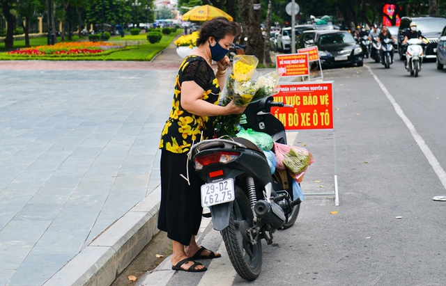 Ảnh, clip: Người dân Hà Nội đội nắng đến tượng đài Công an nhân dân đặt hoa tưởng niệm 3 chiến sĩ PCCC hy sinh - Ảnh 6.