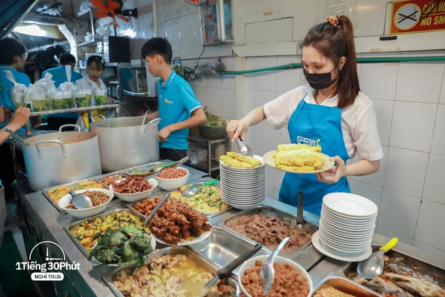 Hàng cơm trưa ở phố cổ Hà Nội toàn phục vụ “dân công sở hạng sang”, đến người nước ngoài cũng biết và tần suất ăn chung cùng người nổi tiếng rất cao - Ảnh 10.