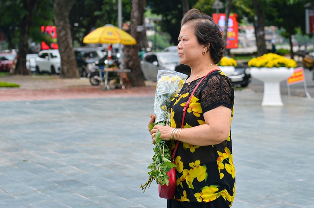 Ảnh, clip: Người dân Hà Nội đội nắng đến tượng đài Công an nhân dân đặt hoa tưởng niệm 3 chiến sĩ PCCC hy sinh - Ảnh 10.