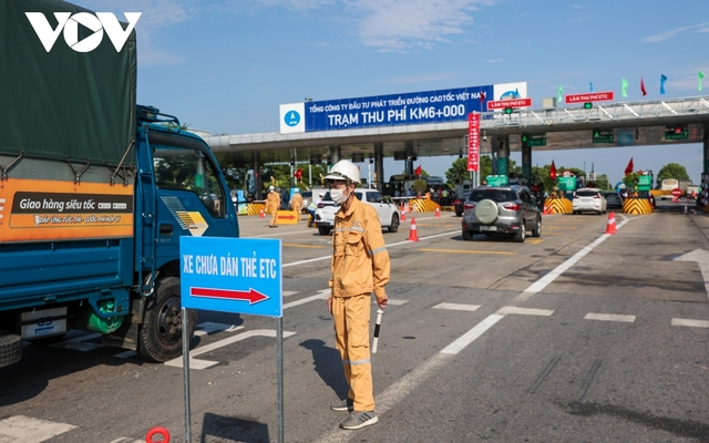 Ngày đầu tiên chỉ có thu phí tự động không dừng trên cao tốc Nội Bài - Lào Cai đã phát sinh nhiều lỗi gây ùn tắc giao thông.