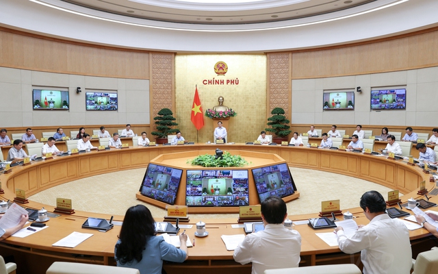 Thủ tướng Phạm Minh Chính chủ trì phiên họp Chính phủ thường kỳ tháng 7/2022, kết nối trực tuyến tới các địa phương. Ảnh VGP/Nhật Bắc