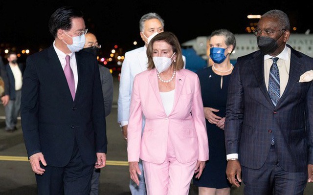 Chủ tịch Hạ viện Mỹ Nancy Pelosi (giữa) đến Đài Loan tối 2-8 - Ảnh: REUTERS