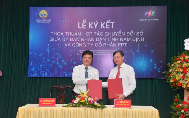 Ông Trần Lê Đoài - Phó Chủ tịch UBND tỉnh Nam Định và ông Nguyễn Văn Khoa - Tổng Giám đốc FPT tại lễ ký kết