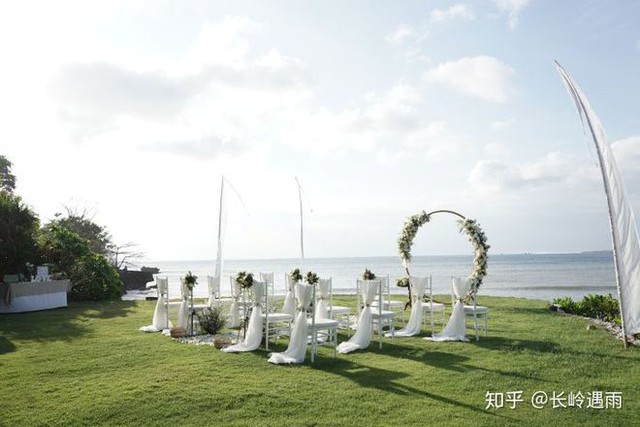 Cô dâu mời 17 người thân, bạn bè sang Bali dự đám cưới - Ảnh 2.