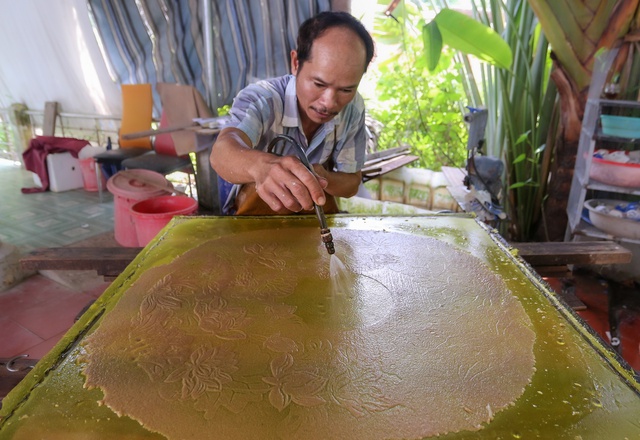 Dùng bẹ dừa làm giấy, xịt nước để vẽ tranh xuyên sáng bán với giá hàng chục triệu đồng - Ảnh 11.