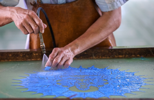 Dùng bẹ dừa làm giấy, xịt nước để vẽ tranh xuyên sáng bán với giá hàng chục triệu đồng - Ảnh 12.