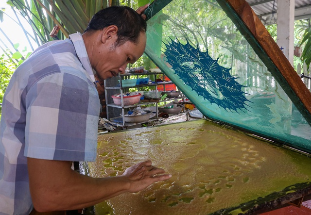 Using coconut shells as paper, spraying water to paint pictures through the light, selling for tens of millions of dong - Photo 13.