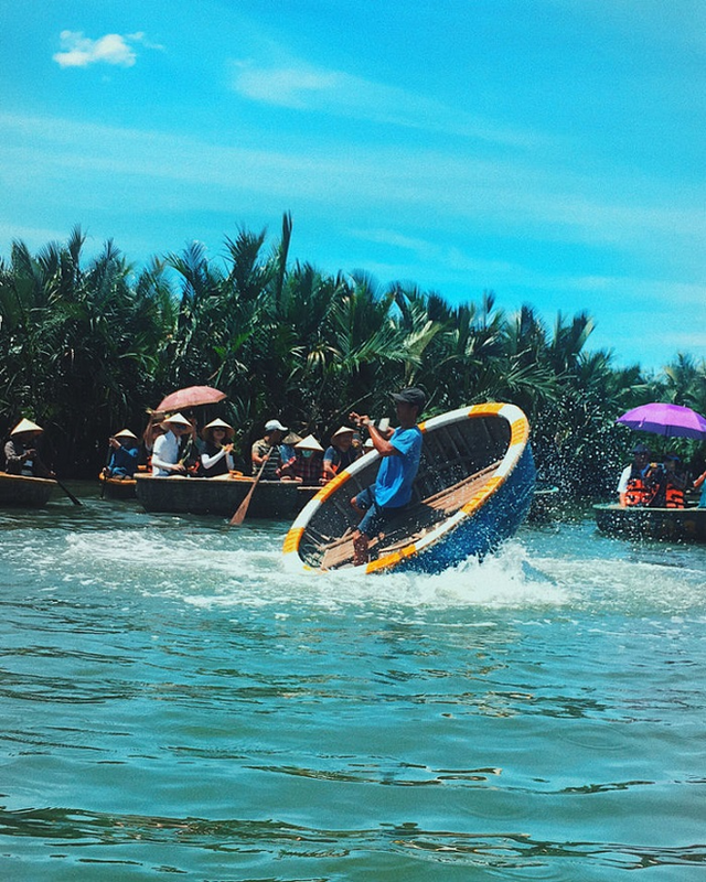 Chao đảo trên thuyền thúng - một đặc sản du lịch Việt Nam khiến du khách phấn khích - Ảnh 13.