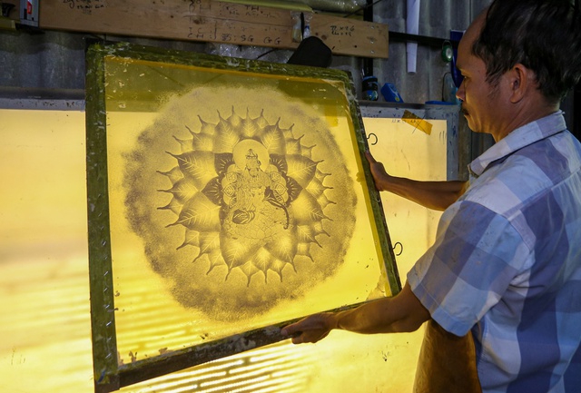 Using coconut shells as paper, spraying water to paint pictures through the light, selling for tens of millions of dong - Photo 14.