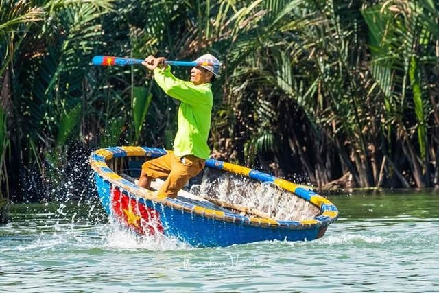 Chao đảo trên thuyền thúng - một đặc sản du lịch Việt Nam khiến du khách phấn khích - Ảnh 14.
