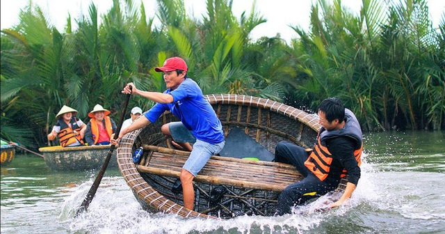Chao đảo trên thuyền thúng - một đặc sản du lịch Việt Nam khiến du khách phấn khích - Ảnh 16.