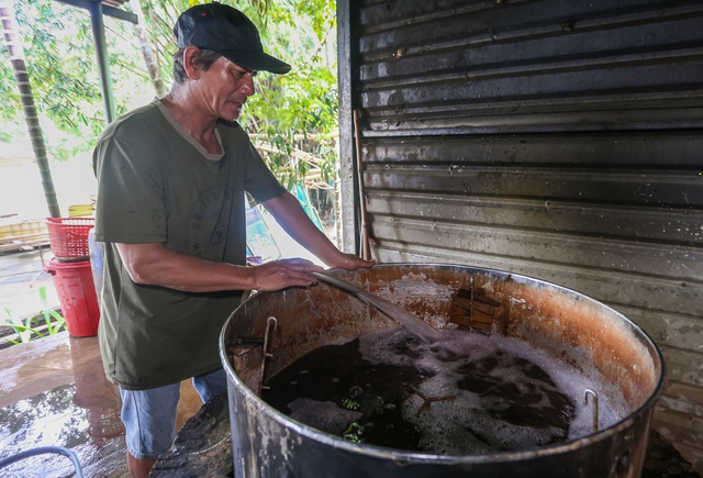 Using coconut shells as paper, spraying water to paint pictures through the light, selling for tens of millions of dong - Photo 3.