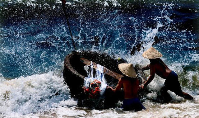 Chao đảo trên thuyền thúng - một đặc sản du lịch Việt Nam khiến du khách phấn khích - Ảnh 3.