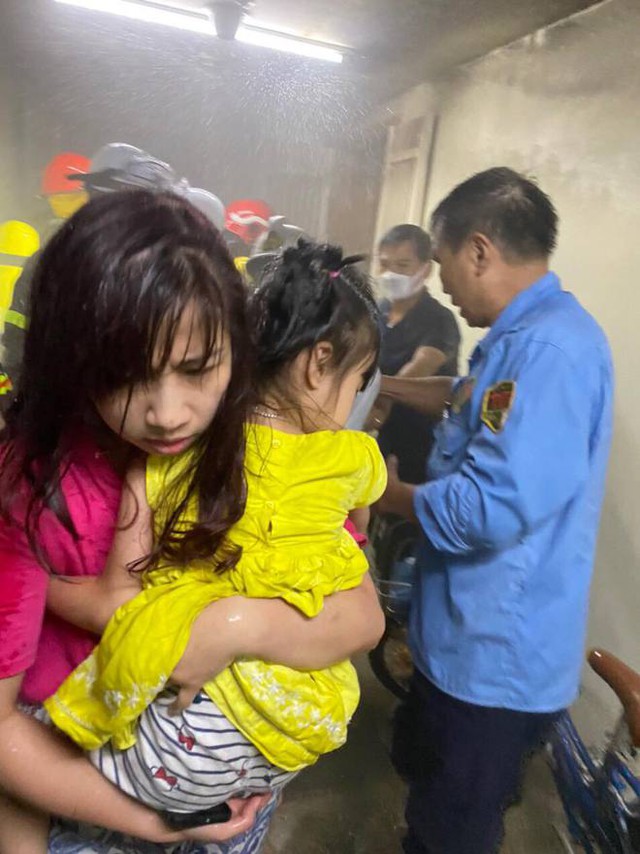  Hà Nội: Cứu sống 4 người từ đám cháy tại tầng 10 chung cư ở Hà Đông - Ảnh 4.