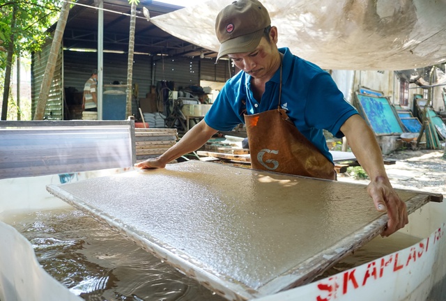 Using coconut shells as paper, spraying water to paint pictures through the light, selling for tens of millions of dong - Photo 5.