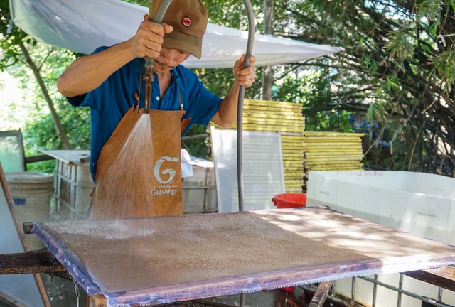Using coconut shells as paper, spraying water to paint through the light, selling for tens of millions of dong - Photo 6.