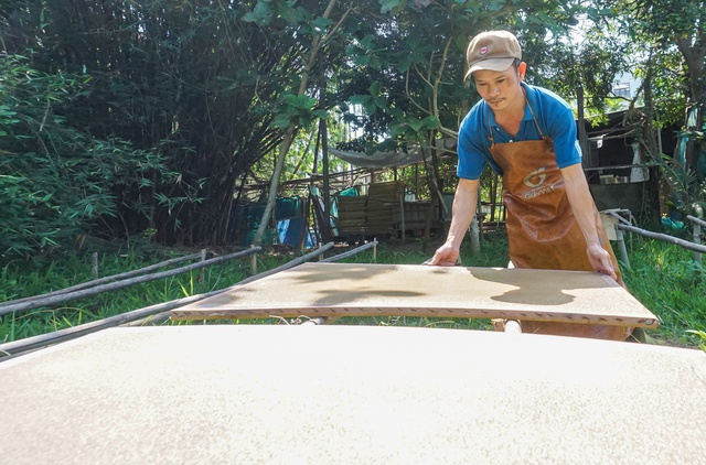 Using coconut shells as paper, spraying water to paint pictures through the light, selling for tens of millions of dong - Photo 7.