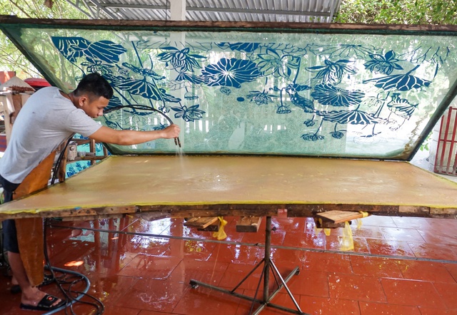 Use coconut shells as paper, spray water to paint pictures through the light, selling for tens of millions of dong - Photo 8.