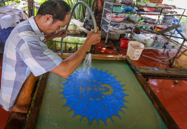 Dùng bẹ dừa làm giấy, xịt nước để vẽ tranh xuyên sáng bán với giá hàng chục triệu đồng - Ảnh 9.
