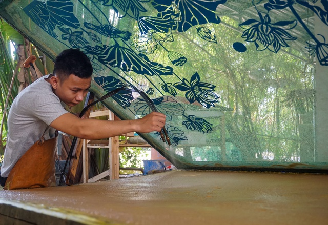 Dùng bẹ dừa làm giấy, xịt nước để vẽ tranh xuyên sáng bán với giá hàng chục triệu đồng - Ảnh 10.