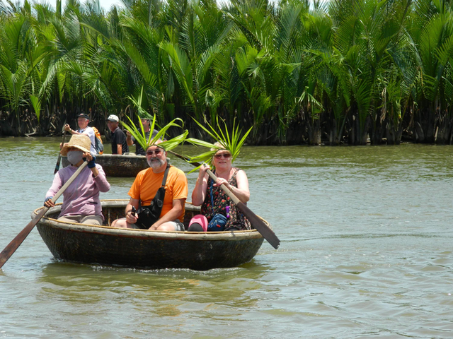 Chao đảo trên thuyền thúng - một đặc sản du lịch Việt Nam khiến du khách phấn khích - Ảnh 10.