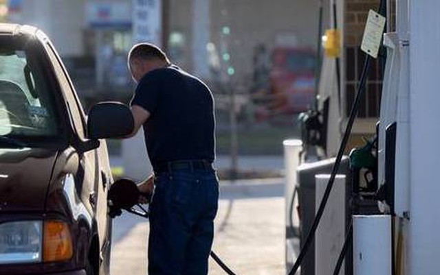 Một người đàn ông đổ xăng cho xe hơi tại Houston, Texas. Ảnh: AFP