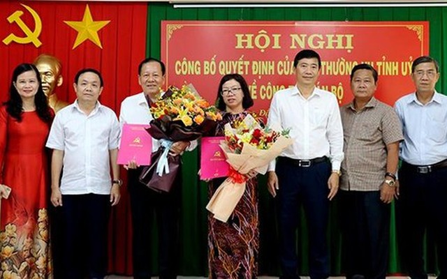 Ông Phan Văn Hợp và bà Lê Thị Huyền nhận hoa chúc mừng từ lãnh đạo tỉnh Đồng Tháp. Ảnh: V.Tiến
