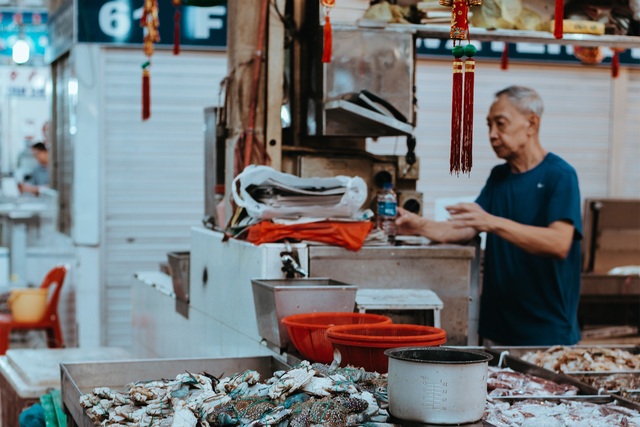 Singapore: Người cao tuổi nhọc nhằn trong bão giá - Ảnh 1.