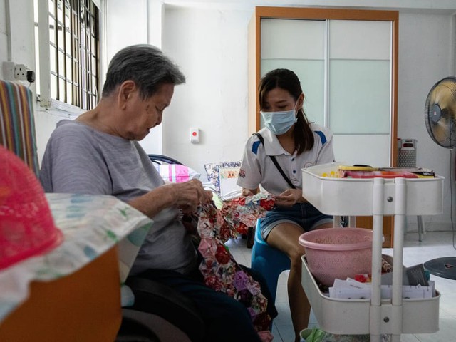 Singapore: Người cao tuổi nhọc nhằn trong bão giá - Ảnh 2.