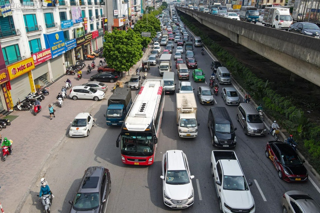 People rush to the holidays, the gateway of Hanoi and Ho Chi Minh City is stuck for a long time - Photo 2.