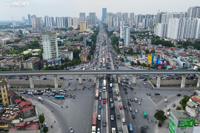 Người dân ùn ùn đổ về nghỉ lễ, cửa ngõ Hà Nội và TP.HCM ùn tắc kéo dài - Ảnh 3.