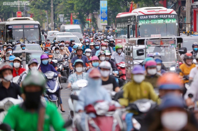 People flock to the holidays, the gateways of Hanoi and Ho Chi Minh City are stuck for a long time - Photo 4.