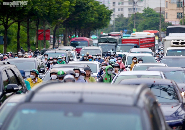 People flock to the holidays, the gateways of Hanoi and Ho Chi Minh City are stuck for a long time - Photo 5.