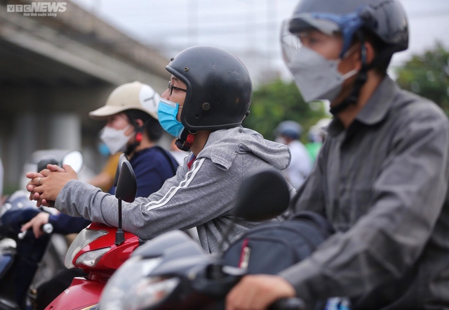 People flock to the holidays, the gateways of Hanoi and Ho Chi Minh City are stuck for a long time - Photo 6.