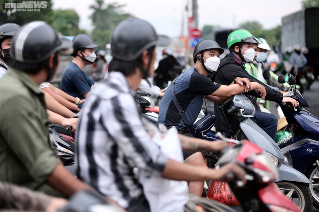 People flock to the holidays, the gateways of Hanoi and Ho Chi Minh City are stuck for a long time - Photo 7.