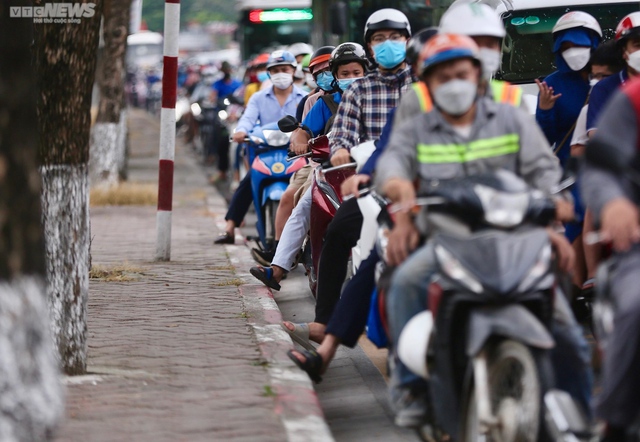 People flock to the holidays, the gateways of Hanoi and Ho Chi Minh City are stuck for a long time - Photo 8.