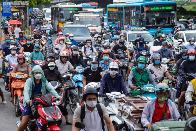 Người dân ùn ùn đổ về nghỉ lễ, cửa ngõ Hà Nội và TP.HCM ùn tắc kéo dài - Ảnh 10.