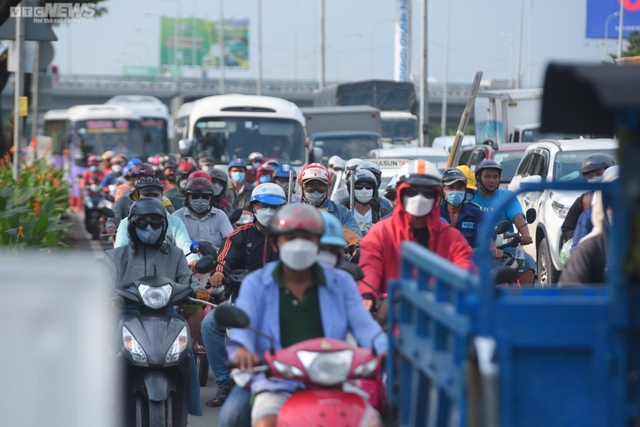 People flock to the holidays, the gateways of Hanoi and Ho Chi Minh City are stuck for a long time - Photo 13.