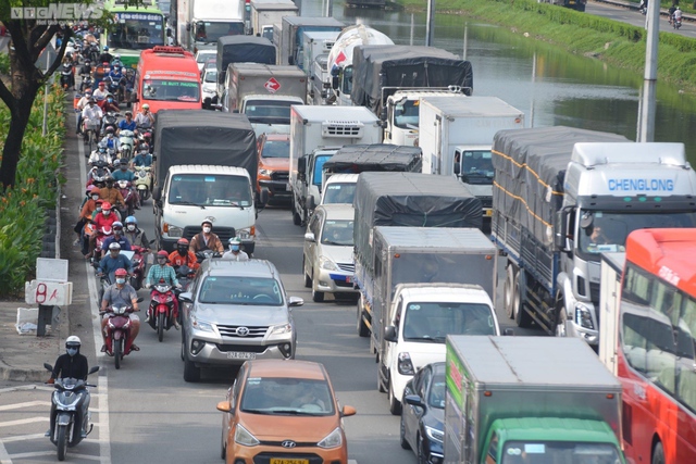 People flock to the holidays, the gateways of Hanoi and Ho Chi Minh City are stuck for a long time - Photo 14.