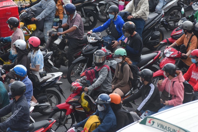 People flock to the holidays, the gateways of Hanoi and Ho Chi Minh City are stuck for a long time - Photo 17.