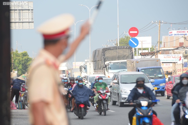 Người dân ùn ùn đổ về nghỉ lễ, cửa ngõ Hà Nội và TP.HCM ùn tắc kéo dài - Ảnh 18.