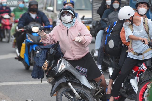 People flock to the holidays, the gateways of Hanoi and Ho Chi Minh City are stuck for a long time - Photo 20.